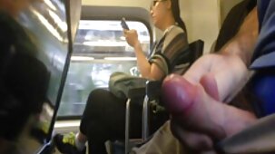 Un homme puissant s'amuse avec une femme noire sur un lit moelleux videos gratuites x