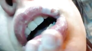 Une femme blonde mince s'amuse avec katsumi film porno gratuit un ami noir