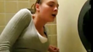 Femme lubrique et video film sexe gratuit infatigable avec des lunettes suce une bite