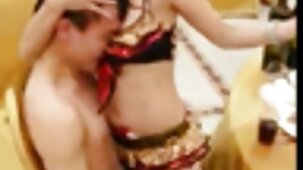 Une video extrait porno femme aux gros seins en vêtements a branlé le pénis d'un homme