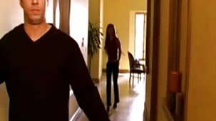 Chérie agenouillée video x gratos lèche le caoutchouc et la vraie bite ensemble