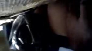 Sur un canapé video porno gratuit grosse bite en cuir noir, une blonde gémissante se fait baiser