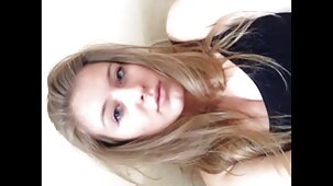 Une jolie fille est donnée à un film lesbienne porno gratuit mulâtre sur le lit