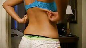 L'étudiante a caressé la chatte avec ses mains et a bien vidéo gratuite x fini