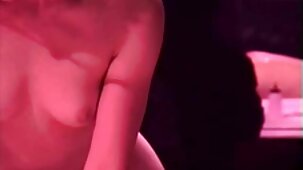 Une video x pour adulte femme au foyer aux gros seins a trouvé une bite forte dans le short du coursier