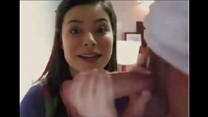 Au gymnase, une fille s'entraîne sur le pénis d'un films x hd gratuit nègre