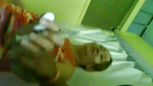 Une brune de garde roule une pipe dans une video amateur x gratuite chambre d'hôtel