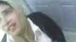 La fille s'est agenouillée et a embrassé l'entraîneur sur la bite site video porno gratuit
