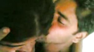 Saisissant sa tête, il baise la blonde video x gay gratuit dans la gorge
