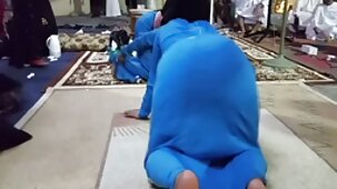 Une fille maigre baise sur une film porno hd gratuit chaise avec un amant chauve lubrique