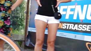 Une modeste nana à lunettes s'est avérée être avec un homme noir au site de video porno gratuit casting