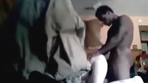 Des filles xx vidéo gratuit chaudes chevauchent à tour de rôle le phallus d'un ami commun