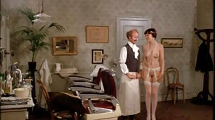 Kinky lady avec film porno amateur français des lunettes suce le pénis