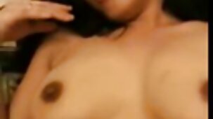Une poupée ludique chevauche le visage du video porno gratuit télécharger mec avec sa chatte