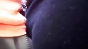 Une chatte chaude extrait gratuit film porno a sucé la bite d'un inconnu dans les toilettes