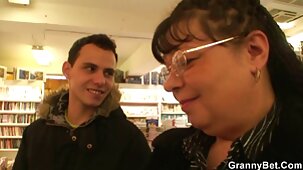 Mec poilu penché sur une belle fille atteinte x vidéo gratuit d'un cancer
