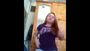 Une milf typique avale une bite à travers video x gratuite en hd le mur