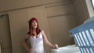 La coquine aux cheveux noirs s'est accrochée video porno gratuit télécharger à la bite dressée du mâle