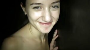 Le dork saupoudré video mateur x sur le visage de la belle après un rapport sexuel