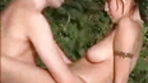 La jeune femme mince vidéos gratuites de x écarte volontiers les jambes pour la bite de Pepper