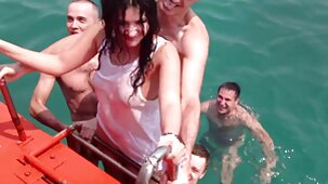 Le jeune homme a baisé une femme video x gratuite en hd adulte en bas