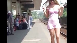 Une jeune coquine a doucement enlevé sa culotte extrait video porno gratuit devant son mec