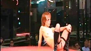 Salope aux cheveux xxx vidéo pornographie blancs a sucé la bite d'un autre client