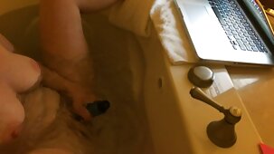 Une fille excitée chevauche la gaffe d'un tukif film porno gratuit mec