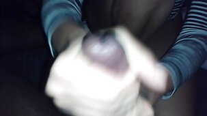 Les grosses femmes du bar dansent le film porno gratuit lesbienne strip-tease et ne complexent pas