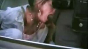Les cheveux bouclés se sont assis sur télécharger films porno gratuit la bite après une douce aspiration
