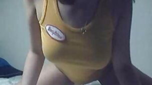 Une femme noire sert des membres de gros tu kif video x calibres