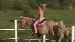 Jolie fille coquine video x femme grosse baise avec un vibromasseur violet dans la cour