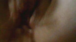 Dans la grande chambre, une femme essaie pour video amateur gratuit x trois