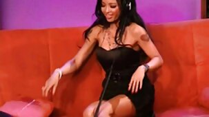 Latina gémit video mateur x de pénétrer une bite tordue