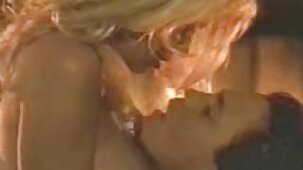 La blonde suce assidûment la bite voir des vidéos porno gratuit dans le trou de son amie