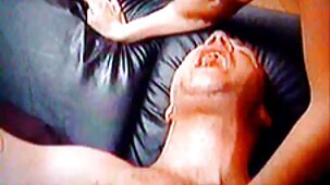 Une blonde en chaleur a sucé xxx video pornographique une éjaculation