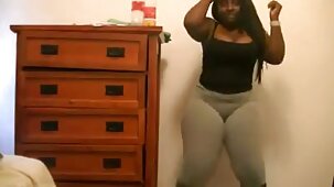 L'homme s'est déshabillé et video film de sex gratuit a couché avec une blonde luxueuse