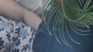 De la masturbation avec les doigts, la fille éjacule extrait video porno gratuit sur le lit