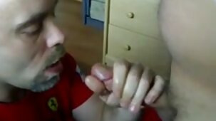 Une brune spectaculaire connaît le video porno xxxl gratuit secret de la masturbation parfaite