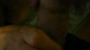 Une prostituée aux seins en silicone saute video x arabe gratuit sur le pénis d'un camarade
