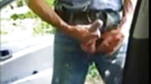 Busty branle le clitoris sur un confortable canapé en film x gratis cuir