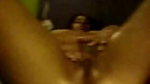Baisé films x femmes mures alors qu'il enlevait sa culotte d'une fille cool